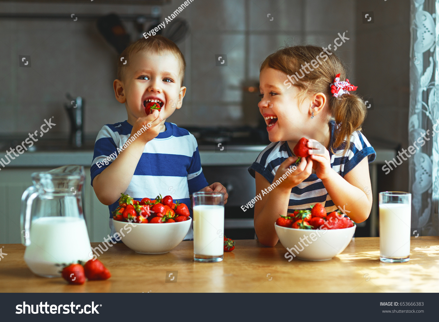 Niñoscomiendo fresas